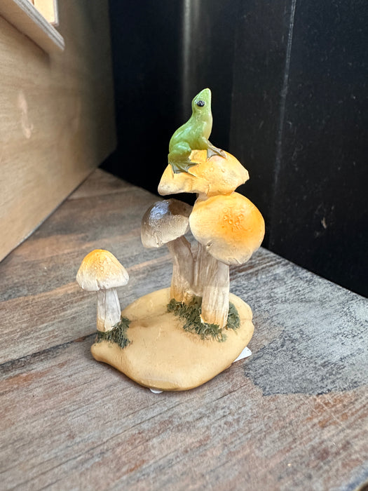 Frog On Mushroom - Miniature Terrarium Decor